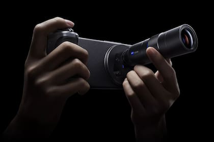 El smartphone Vivo X200 Ultra se vende con un kit fotografía complementario que incluye un teleobjetivo que se acopla en forma magnética y ofrece un zoom de 8,7 aumentos