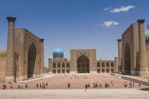 El soberbio Registán de Samarkanda: una plaza seca rodeada por impactantes ejemplos de la arquitectura timurí, de frentes planos con grandes portales, arcos y mosaicos de fayenza.