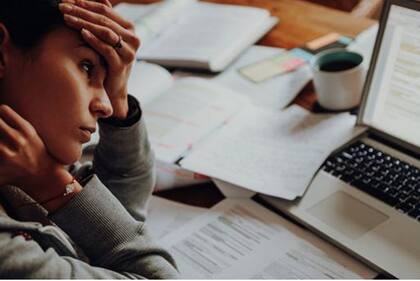 Otras señales a tener cuenta pueden ser los problemas para concentrarse, ser más propenso a postergar tareas y reducir los estándares de trabajo.