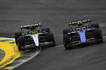 El sobrepaso de Franco Colapinto a Lewis Hamilton en la S de Senna desató la euforia del público argentino; el séptuple campeón británico pidió conocer, en comunicación con su ingeniero Peter Bonnington, el estado del pilarense tras el accidente