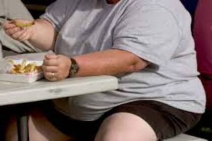 El sobrepeso y la obesidad son factores prevalentes de la hipertensión arterial debido al consumo de sal