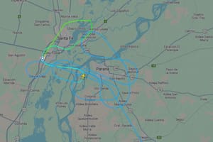 El sobrevuelo del avión de Aerolíneas sobre el aeropuerto de Sauce Viejo.