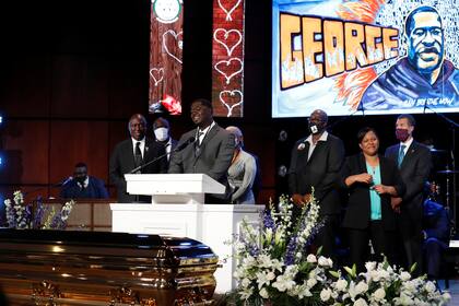El sobrino de George Floyd, Brandon Williams, toma la palabra durante el funeral