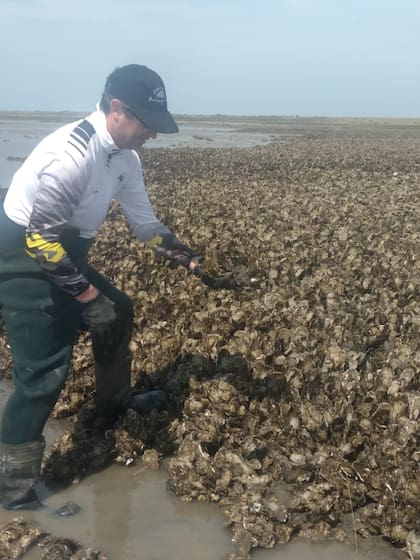 El socio fundador, Juan Urizar, en un banco natural de Bahía Anegada.