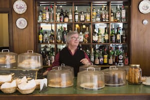Desde 1988 el bar se mantiene intacto y la fama mundial del sándwich de lomito completo atrae a los turistas