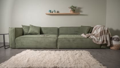 El sofá 'León' es una de las estrellas de Impronta Sillones. Acá, tapizado en pana veluti easy clean verde inglés (Zanav). Gentileza: Impronta Sillones