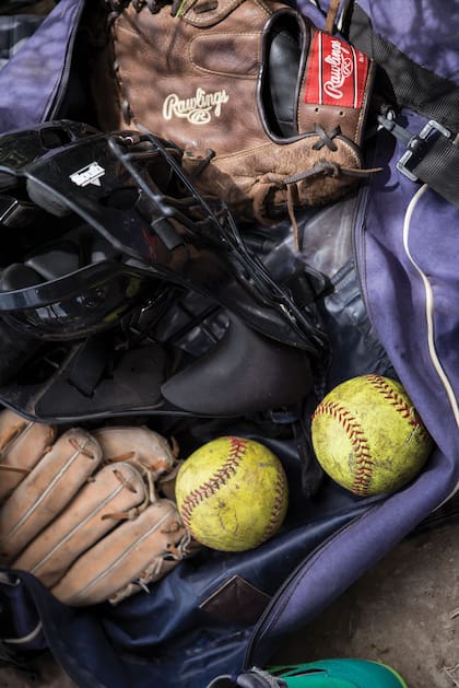 El sófbol mantiene reglas similares al béisbol, su hermano rico.