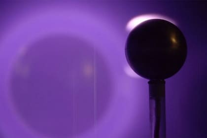 El Sol, a la izquierda al fondo, y la Tierra, a la derecha, al frente