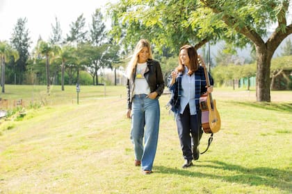 El sol de otoño las cobija durante una caminata por el barrio Santa Bárbara. “A veces voy a sus shows, la veo cantando arriba del escenario y pienso: ‘¡Esa mujer se sacó un riñón para dármelo a mí!’. Todavía no lo logro entender, porque es algo que uno hace sólo por un hijo”, confiesa Sonsoles. 