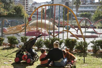 El sol del mediodía fue un aliado para que el Parque Centenario se llenara de familias