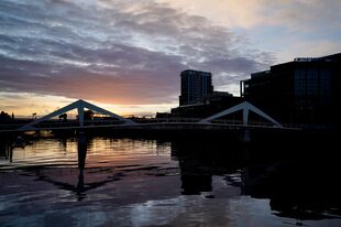 El sol empieza a salir sobre el río Clyde ante la sede de la Cumbre Climática de Naciones Unidas COP26 en Glasgow