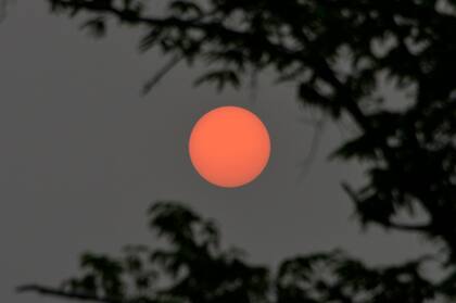 El sol en medio de una nube de humo provocada por los incendios