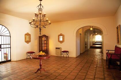 El sol inclemente y el resplandor blanco del mediodía en Purmamarca se convierte en solaz con solo cruzar el umbral.