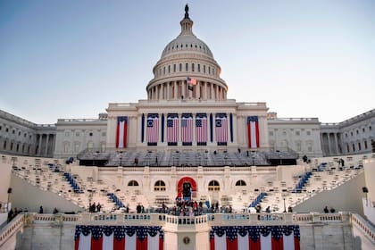 El sol sale detrás del Capitolio de los Estados Unidos mientras se realizan los preparativos antes de la 59a ceremonia inaugural del presidente electo Joe Biden y la vicepresidenta electa Kamala Harris