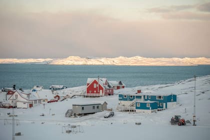 El sol sale sobre las montañas detrás de la ciudad de Nuuk, Groenlandia