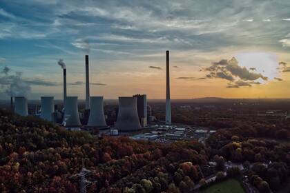 El sol se pone detrás de la planta de energía a carbón Scholven de la compañía energética Uniper en Gelsenkirchen, Alemania, el 22 de octubre de 2022. (AP Foto/Michael Sohn, Archivo)