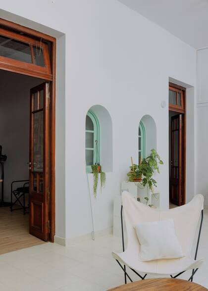 El solado de piezas graníticas ‘Blanco Especial’ (Moltrasio) se eligió por su resistencia e impermeabilidad, ya que podría llegar a mojarse con la apertura del techo. Para los dormitorios, se eligió un PVC símil madera. “Cuando uno se baja de la cama, es lindo pisar algo cálido”.