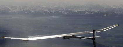El Solar Impulse, diseñado por el equipo del aventurero suizo Bertrand Piccard, pretende ser el primer avión a energía solar que da la vuelta al mundo
