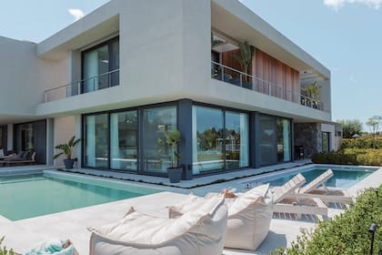 El solárium, dispuesto entre las dos piletas, con reposeras ‘Anna’ (Drift) y sillones para exterior ‘Bali’ (Santo).