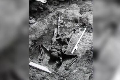 El soldado fue encontrado en una posición como si se dirigiera a rescatar persona