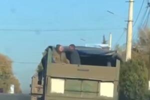 Un soldado ruso intentó tirar a otro de un camión durante el repliegue en la ciudad de Kherson