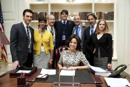 El sólido elenco de Veep, de izquierda a derecha: Reid Scott, Sufe Bradshaw, Matt Walsh, Timothy Simmons, Tony Hale, Gary Cole y Anna Chlumsky, rodeando a la reina de la comedia, Julia Louis-Dreyfus