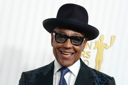 El sombrero de Giancarlo Esposito le aporta un toque chic a su look