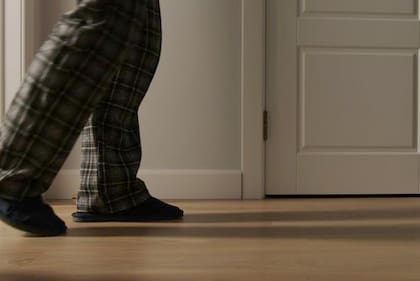 El sonambulismo es una alteración en el comportamiento que se origina durante el sueño profundo