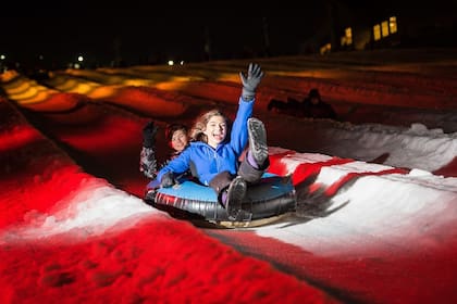 El Sonic Snow Tubing al atardecer es una experiencia con música y luces, que hará una
estadía única (Ski Blue Mountain Resort)