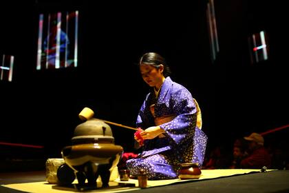 El sonido angelical de un arpa marcó el comienzo de la ceremonia del té a cargo de Malena Higashi, experta en la ceremonia del té japonesa, docente y escritora