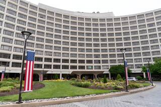 El sonido de disparos evoca ecos inquietantes del atentado a Reagan en el mismo hotel de Washington