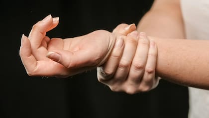 El sonido proviene de los tendones y músculos que se mueven sobre la articulación o del estallido de las burbujas de nitrógeno que normalmente se encuentran en el espacio articular