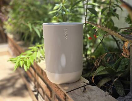 El Sonos Move 2 tiene una batería interna que le da unas 24 horas de autonomía, pero no es para llevar en la mochila: pesa 3,5 kg; es más para mover dentro de la casa