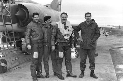El sonriente Capitán Czerwinski, casco en mano luego de su misión de combate sobre Malvinas. De izquierda a derecha; Primer Teniente Sellés, Primer Teniente Sánchez, Capitán Czerwinski y Mayor Lavella. (Gentileza Brigadier Atilio Maggi).