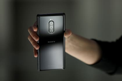 El Sony Xperia 1 tiene tres cámaras traseras de 12 megapixeles; una con apertura f/1.6, otra con un zoom 2x y un gran angular