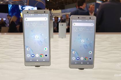 El Sony Xperia XZ2, con pantalla de 5,7 pulgadas, junto a la versión Compact, con una pantalla de 5 pulgadas