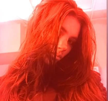 El sorprendente color rojo del pelo de la actriz, que graba una película futurista junto a Bruce Willis