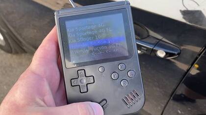 El SOS Auto Keys permite emular una llave de presencia y tiene el aspecto de un Game Boy