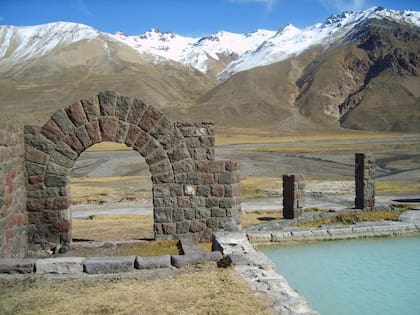"El Sosneado" hotel termal abandonado en Mendoza.