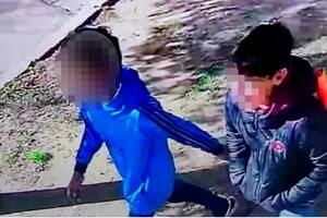 El sospechoso (a la izquierda de la imagen) y la víctima fueron registrados por una cámara de seguridad poco antes del homicidio