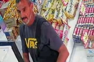 Entró a un local de golosinas, golpeó a la empleada y gatilló dos veces en una fuga cargada de violencia