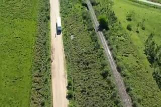 Así es el descampado árido, pegado al tren y una calle de tierra donde apareció un cuerpo que sería del chofer