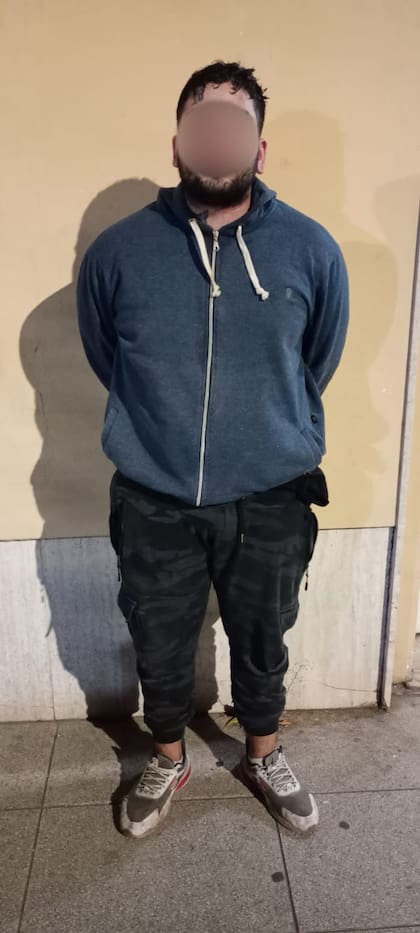 El sospechoso custodiado por personal policial, minutos después de ser localizado en la terraza del inmueble