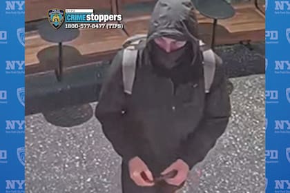 El sospechoso, encapuchado y con ropa oscura, es intensamente buscado por la policía de Nueva York