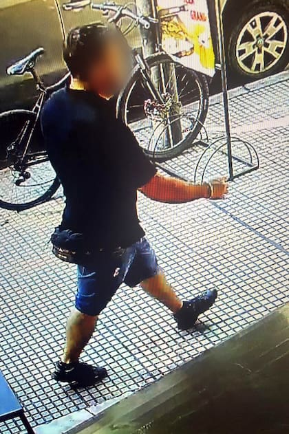 El sospechoso filmado por una cámara de seguridad después del ataque
