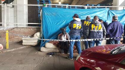 El momento del arresto de uno de los hombres que intentó copar una comisaría en San Justo