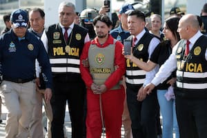 El sospechoso fue trasladado al avión, un Embraer ERJ-140LR, fuertemente custodiado y con chaleco antibalas