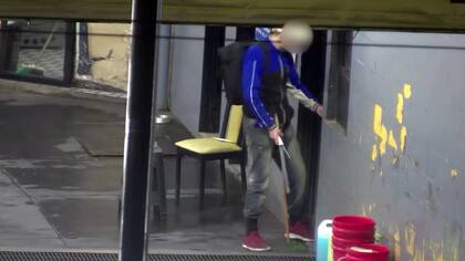 El sospechoso huye del local tras el asalto mientras es seguido en tiempo real por el sistema de videovigilancia