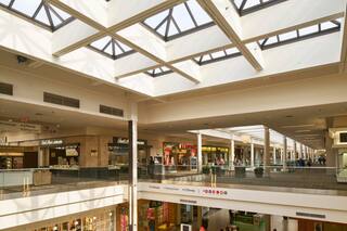 Celebraban Halloween en un centro comercial de Washington y hubo un tiroteo: una persona murió