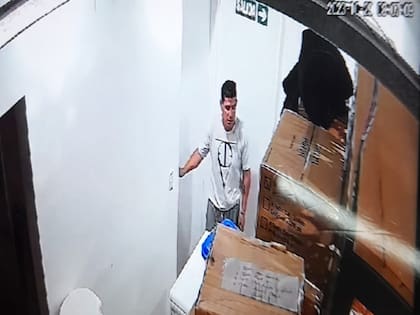 El sospechoso quedó grabado por la cámara de seguridad del local donde trabajaba la víctima